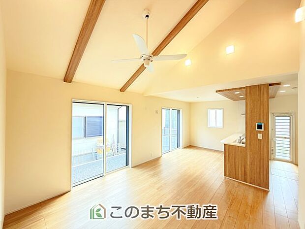 開放感のある広々としたリビング☆家族みんなでゆったりくつろげます♪ 南側から暖かな日差しが差し込みます♪キッチンからリビングの様子がよく見渡せます☆