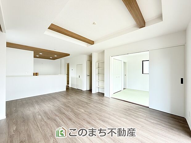 開放感のある広々としたリビング☆家族みんなでゆったりくつろげます♪ 南側から暖かな日差しが差し込みます♪キッチンからリビングの様子がよく見渡せます☆