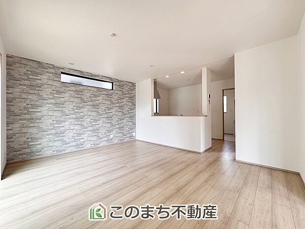開放感のある広々としたリビング☆家族みんなでゆったりくつろげます♪ 南側から暖かな日差しが差し込みます♪キッチンからリビングの様子がよく見渡せます☆