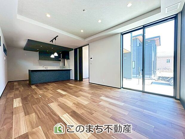 オープンでのびやかな空間を生み出す、こだわりの広がりとゆとり。家族と過ごす時間を大切にしたい方にぴったりの明るくゆとりある住空間です。