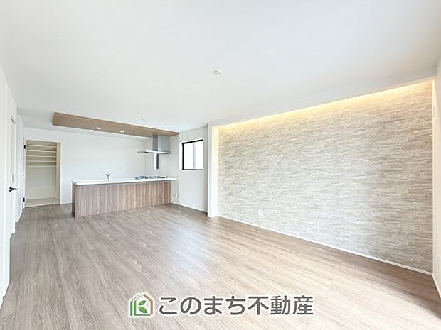 開放感のある広々としたリビング☆家族みんなでゆったりくつろげます♪ 南側から暖かな日差しが差し込みます♪キッチンからリビングの様子がよく見渡せます☆