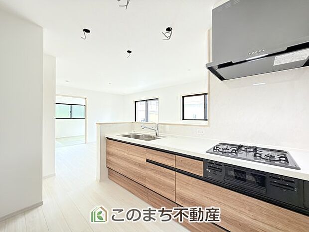 人気の対面式キッチン☆料理をしながらご家族とコミュニケーションが取れます♪