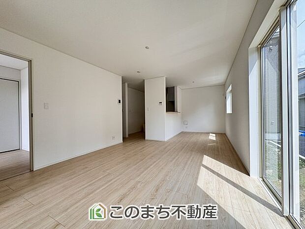 開放感のある広々としたリビング☆家族みんなでゆったりくつろげます♪ 南側から暖かな日差しが差し込みます♪キッチンからリビングの様子がよく見渡せます☆