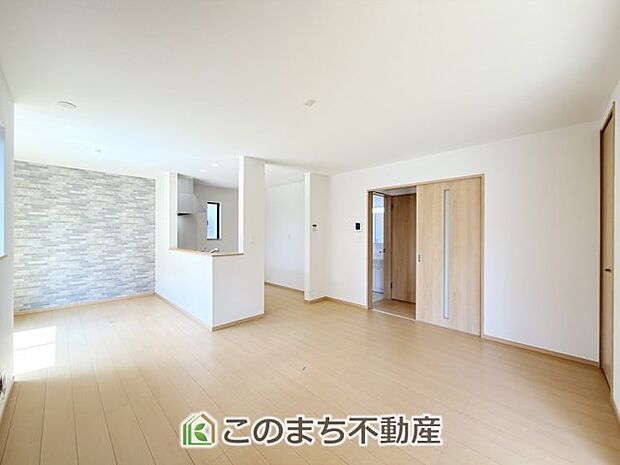 開放感のある広々としたリビング☆家族みんなでゆったりくつろげます♪ 南側から暖かな日差しが差し込みます♪