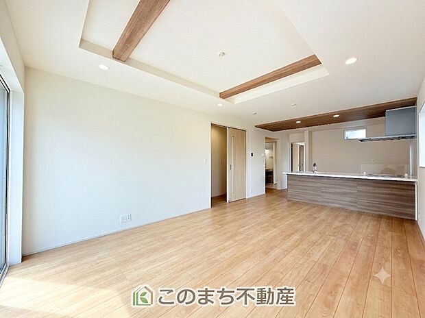 開放感のある広々としたリビング☆家族みんなでゆったりくつろげます♪ 南側から暖かな日差しが差し込みます♪キッチンからリビングの様子がよく見渡せます☆