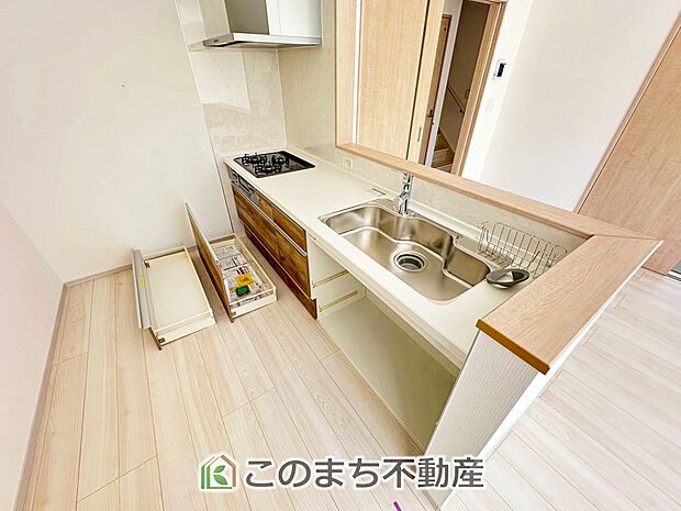 お洒落なホワイト天板のペニンシュラキッチンを採用しております。 浄水器内蔵の水栓です♪ 