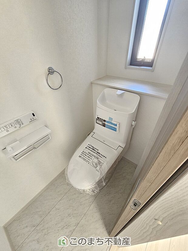 【トイレ】小窓から換気ができて清潔なトイレスペース☆