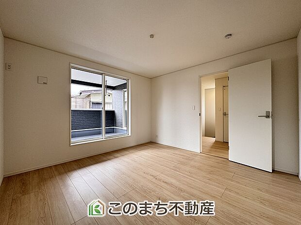 【洋室】南向きで陽当たりの良い洋室♪風通しもよく快適です☆