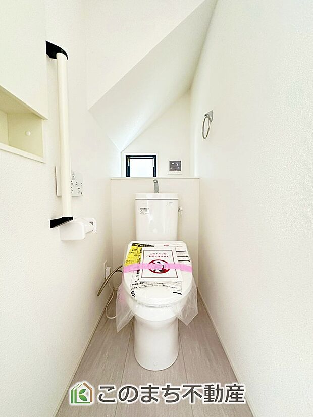 【トイレ】小窓から換気ができて清潔なトイレスペース☆温水洗浄便座搭載です!