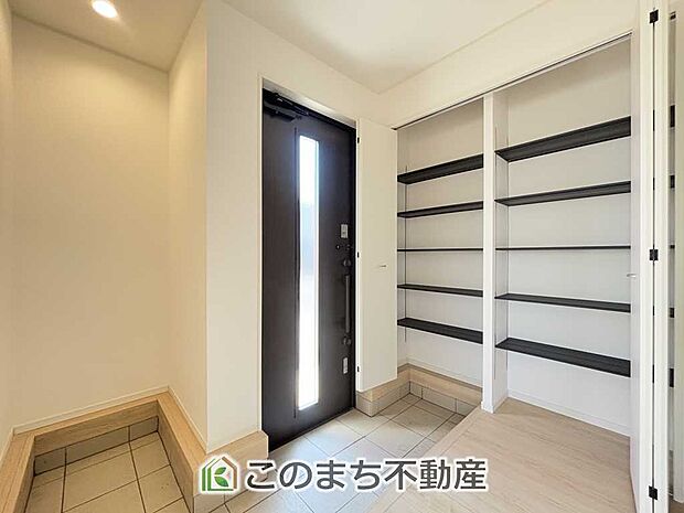 【玄関】広々とした玄関スペース♪たくさんの靴を収納できる下駄箱もございます。