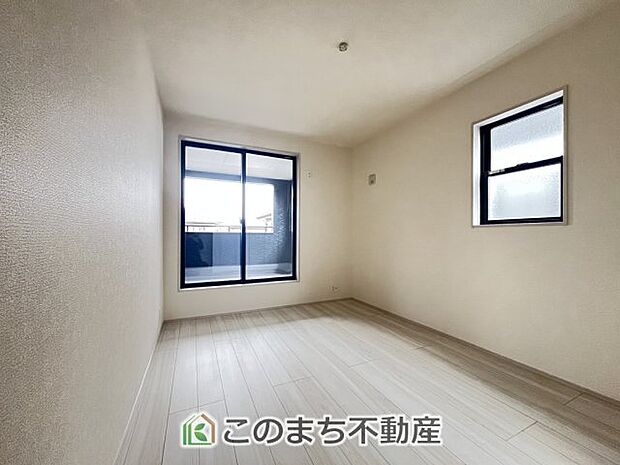 【洋室】南向きで陽当たりの良い洋室♪風通しもよく快適です☆