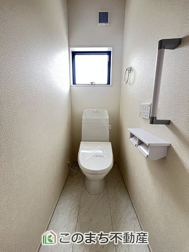 【トイレ】小窓から換気ができて清潔なトイレスペース☆