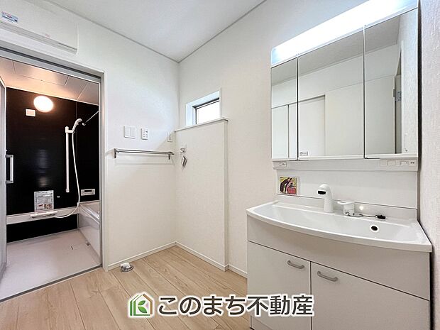 【独立洗面台】収納豊富な3面鏡の洗面台にはハンドシャワー完備です 