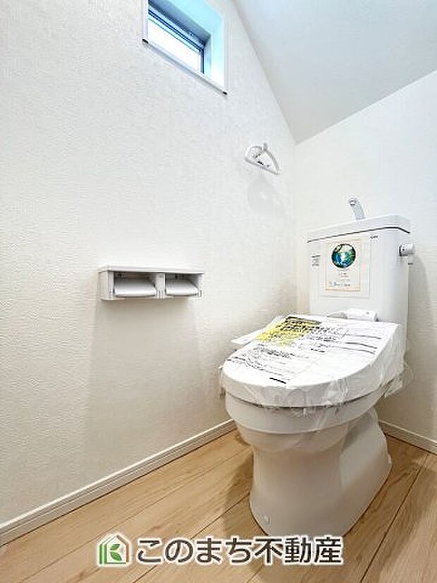 【トイレ】小窓から換気ができて清潔なトイレスペース☆温水洗浄便座搭載です！ 