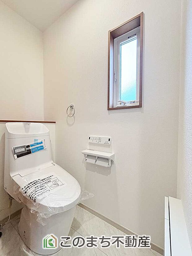 【トイレ】小窓から換気ができて清潔なトイレスペース☆ウォシュレット搭載です！