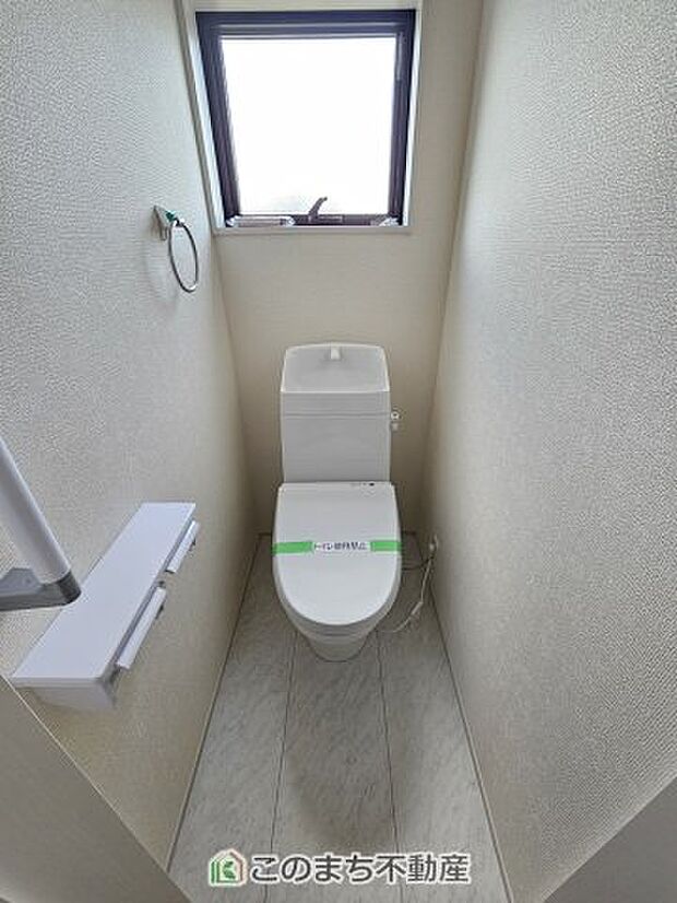 【トイレ】小窓から換気ができて清潔なトイレスペース☆