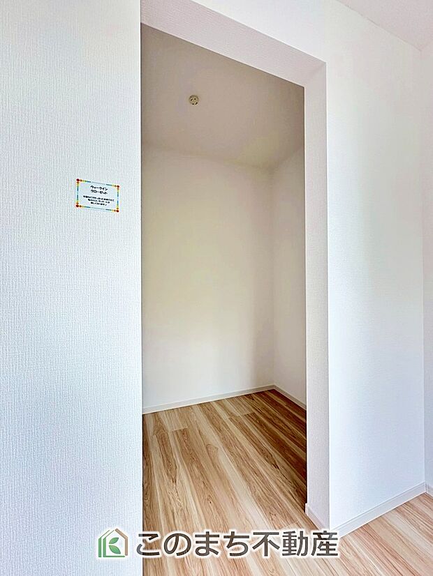 【収納】オープンタイプのウォークインクローゼットで収納もたっぷり確保しています。大型荷物も収納できて便利ですね！ 