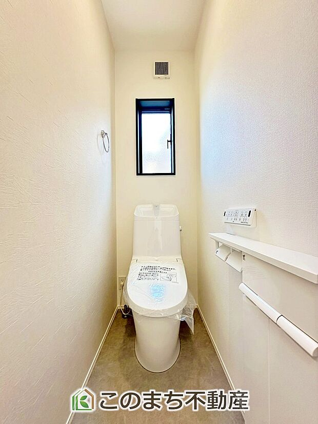 【トイレ】小窓から換気ができて清潔なトイレスペース☆温水洗浄便座搭載です！ 