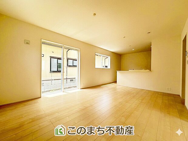 【居間・リビング】時間のゆとりと空間、暖かな陽光がもたらす光と風を独占してください。新しい暮らしが始まります。 