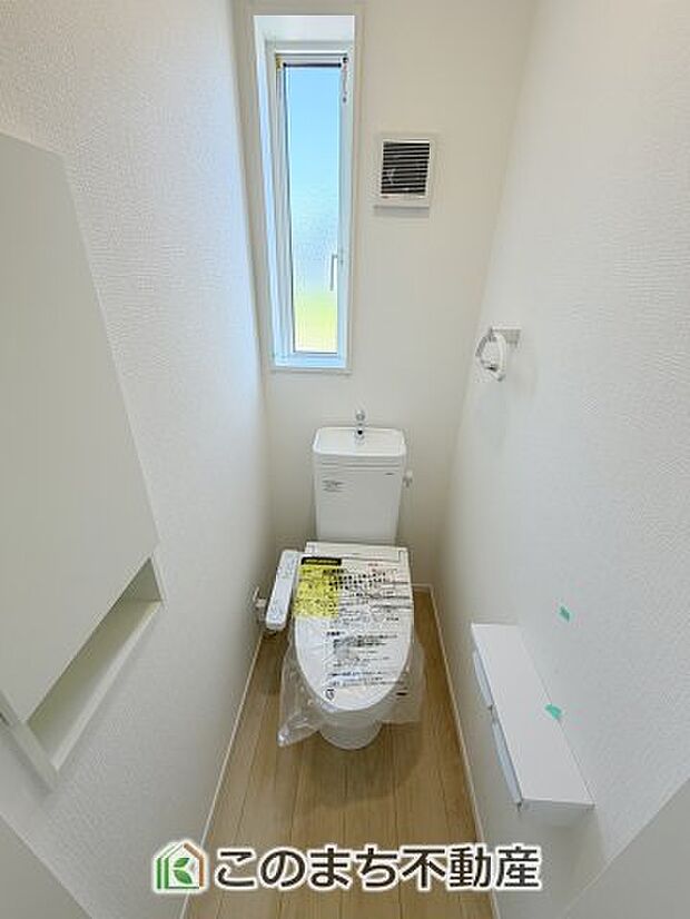 【トイレ】小窓から換気ができて清潔なトイレスペース☆ウォシュレット搭載です！