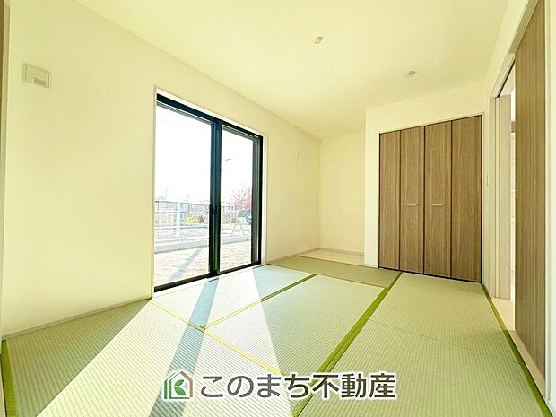 【和室】お子様のお昼寝にも便利な和室です。大きな窓から暖かな日差しが差し込みます♪ 
