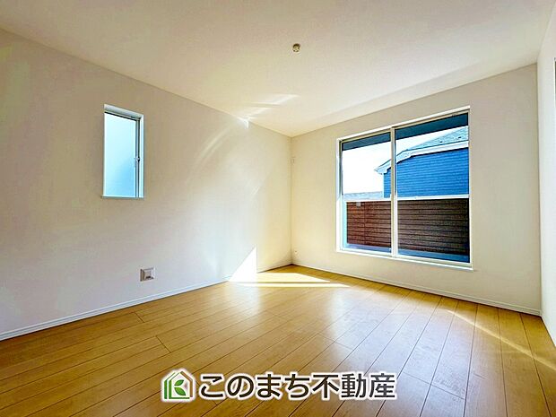 【洋室】陽光がふんだんに降り注ぐお部屋です。陽だまりの空間で、プライベートなお家時間も快適にお過ごしいただけます♪ 
