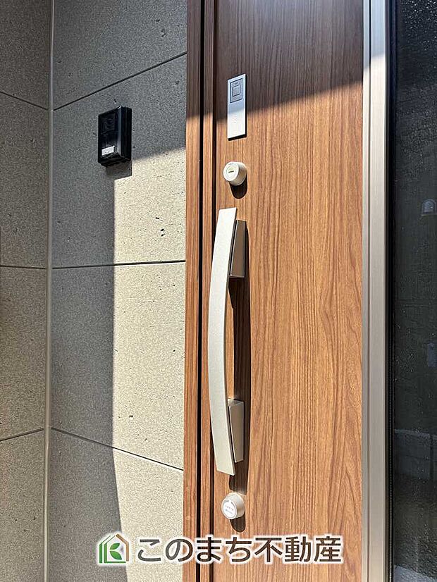 【外観】建築中現地写玄関キーは上下２箇所のダブルロックキーで安全に配慮してます☆ 真（同社施工の完成物件・モデルハウスがご見学できます）