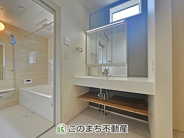【洗面】同社施工物件の写真です。※建具やフローリング、その他仕様が違う場合がございます。シャンプードレッサーで朝の身支度♪伸びるホースでお掃除も簡単清潔です！