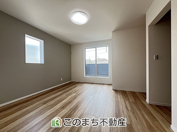 【洋室】陽光がふんだんに降り注ぐお部屋です。陽だまりの空間で、プライベートなお家時間も快適にお過ごしいただけます♪
