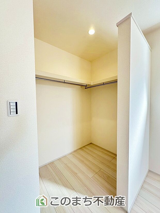【収納】オープンタイプのウォークインクローゼットで収納もたっぷり確保しています。大型荷物も収納できて便利ですね!
