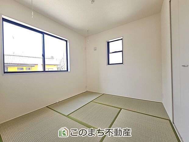 【和室】お子様のお昼寝にも便利な和室です。大きな窓から暖かな日差しが差し込みます♪