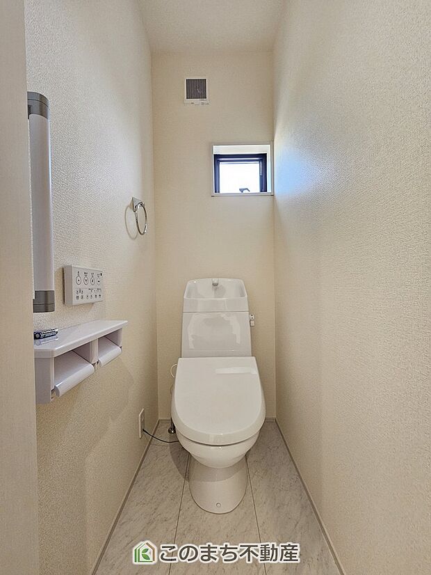 【トイレ】小窓から換気ができて清潔なトイレスペース☆