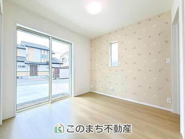 【洋室】柔らかい陽光が差し込む明るいお部屋を演出する設計。彩光の取れる窓が気持ちの良いお部屋を創り上げます。