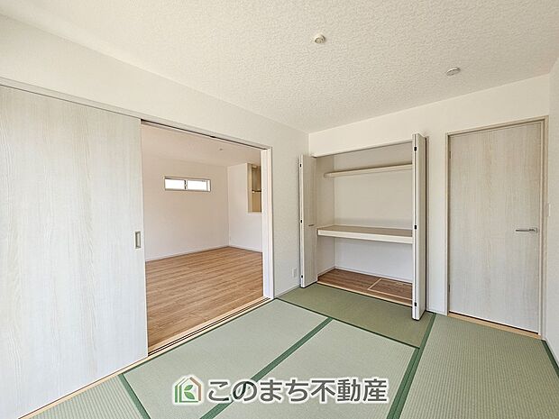 【和室】中棚付きの収納はお布団をしまうのにも最適です♪お子様のお昼寝にも便利な和室です。