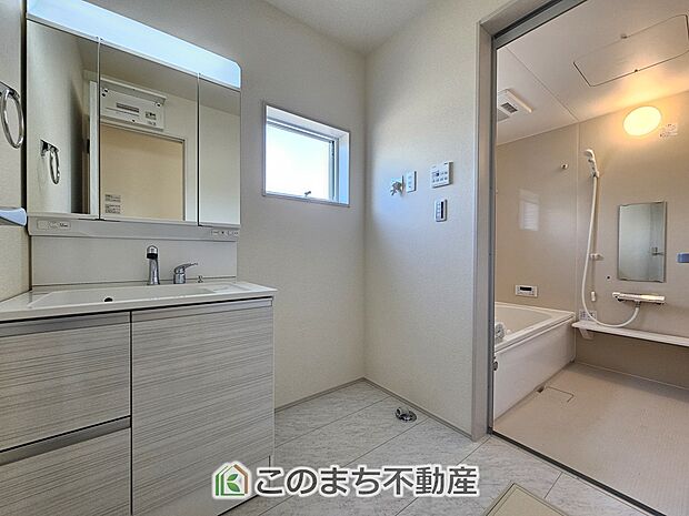 【洗面】シャンプードレッサーで朝の身支度♪伸びるホースでお掃除も簡単清潔です!
