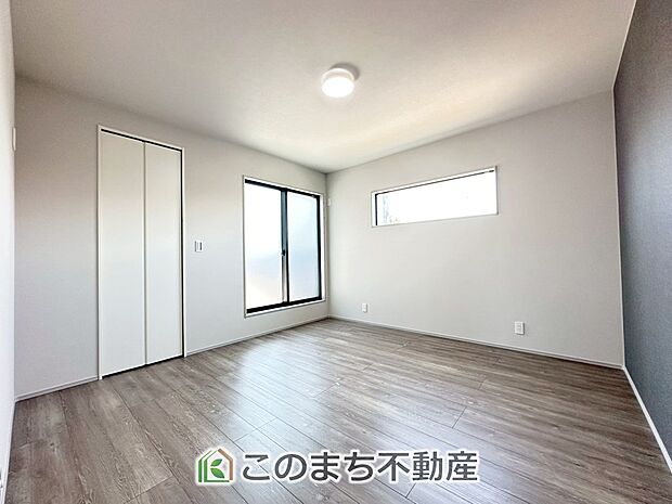【洋室】柔らかい陽光が差し込む明るいお部屋を演出する設計。彩光の取れる窓が気持ちの良いお部屋を創り上げます。