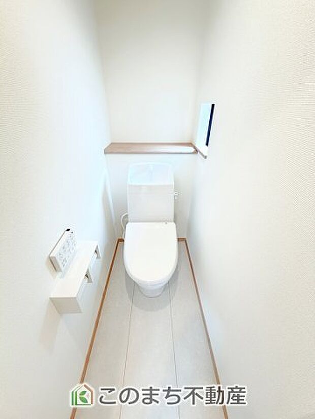 【トイレ】小窓から換気ができて清潔なトイレスペース☆