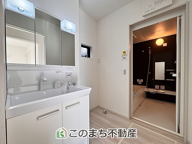 【洗面】(同社施工例)シャンプードレッサーで朝の身支度♪伸びるホースでお掃除も簡単清潔です!