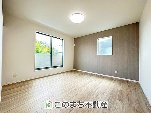 【洋室】採光も確保されたお部屋です。大きいベッドを置いても余裕のあるゆとり空間。