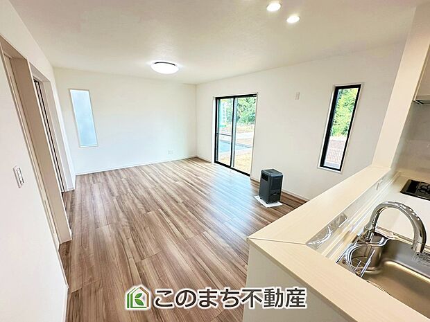 【居間・リビング】LDKは家族団欒スペースとしては十分な広さです! 大きいダイニングテーブル、カウチ付きソファ、大型TVも気兼ねなく配置可能!!