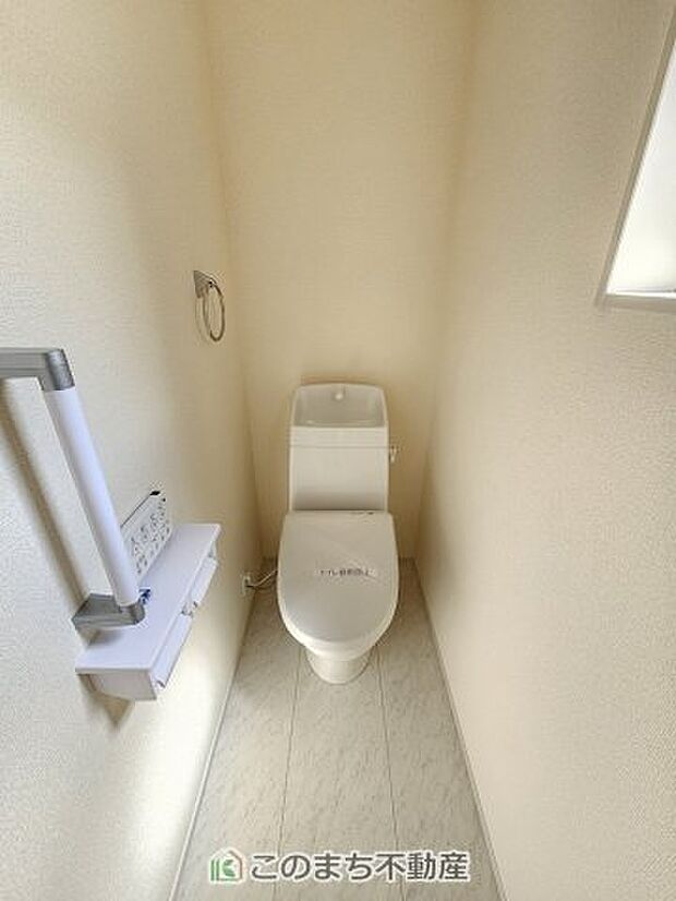 【トイレ】小窓から換気ができて清潔なトイレスペース☆