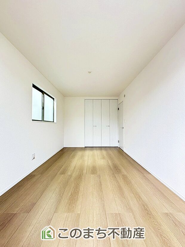 【洋室】採光も確保されたお部屋です。大きいベッドを置いても余裕のあるゆとり空間。