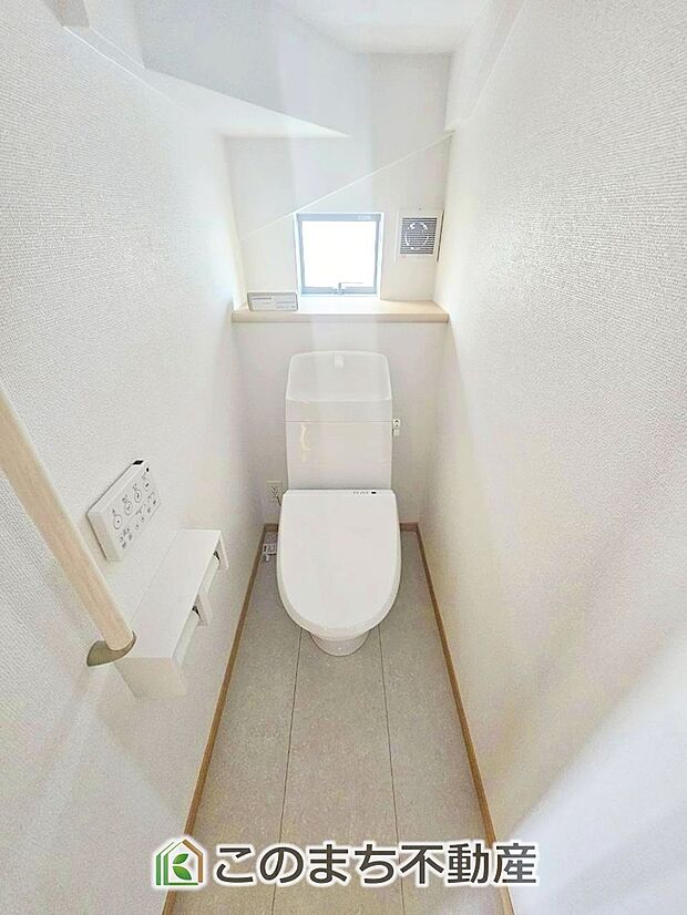 【トイレ】小窓から換気ができて清潔なトイレスペース☆