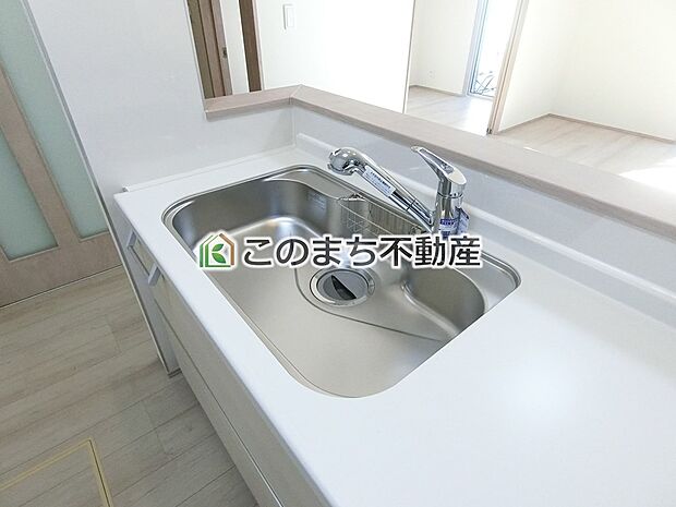 【キッチン】同社施工物件の写真です。※建具やフローリング、その他仕様が違う場合がございます。
