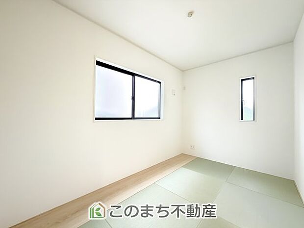 【和室】お子様のお昼寝にも便利な和室です。大きな窓から暖かな日差しが差し込みます♪