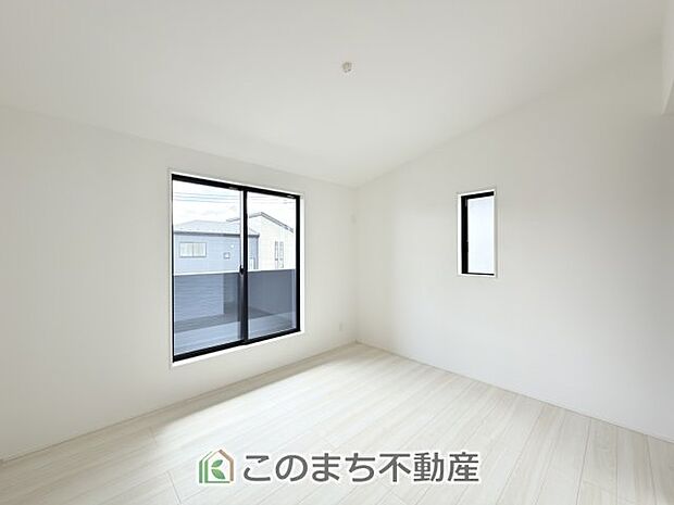【洋室】南向きで陽当たりの良い洋室♪風通しもよく快適です☆