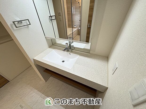 【洗面】同社施工物件の写真です。※建具やフローリング、その他仕様が違う場合がございます。シャンプードレッサーで朝の身支度♪伸びるホースでお掃除も簡単清潔です!