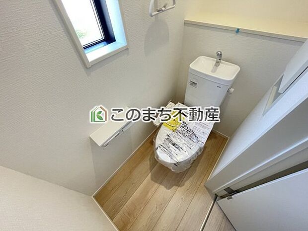 【トイレ】同社施工物件の写真です。※建具やフローリング、その他仕様が違う場合がございます。