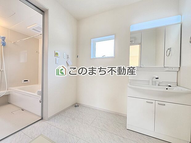 【洗面】同社施工物件の写真です。※建具やフローリング、その他仕様が違う場合がございます。シャンプードレッサーで朝の身支度♪伸びるホースでお掃除も簡単清潔です!