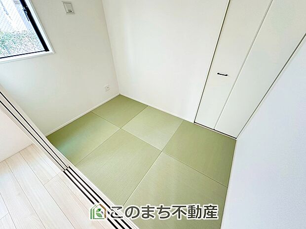【和室】お子様のお昼寝にも便利な和室です。大きな窓から暖かな日差しが差し込みます♪